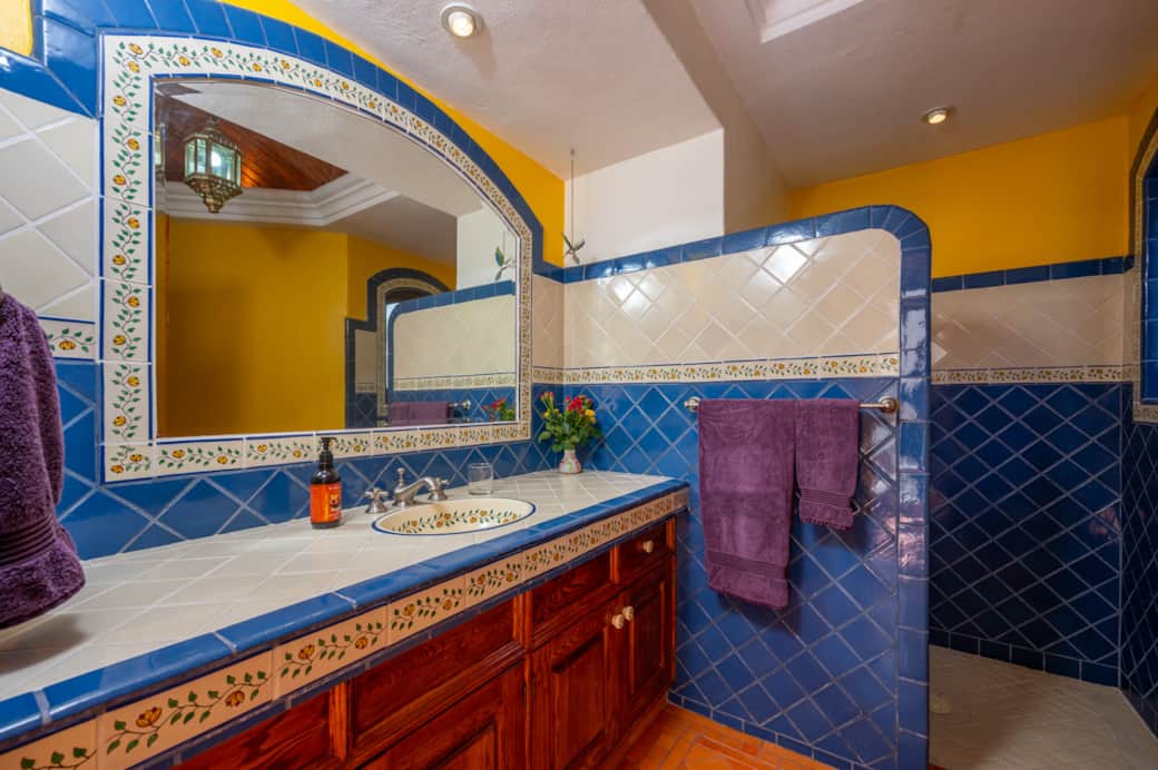 el Flor Bathroom