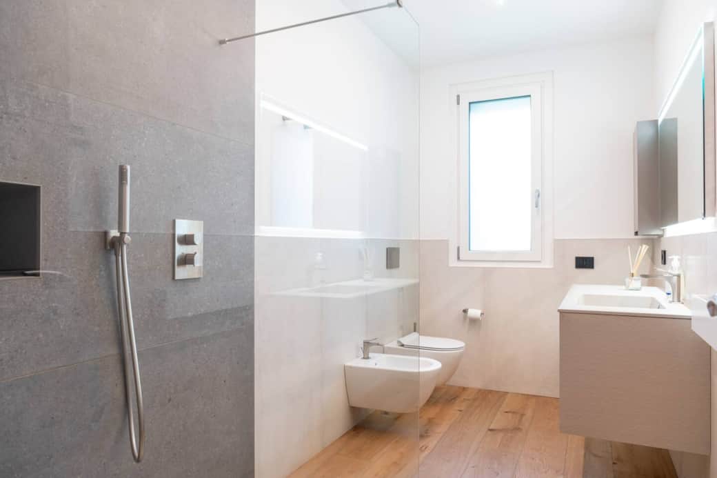 Bagno moderno dotato di tutti i comfort, con doccia walk in, molto grande