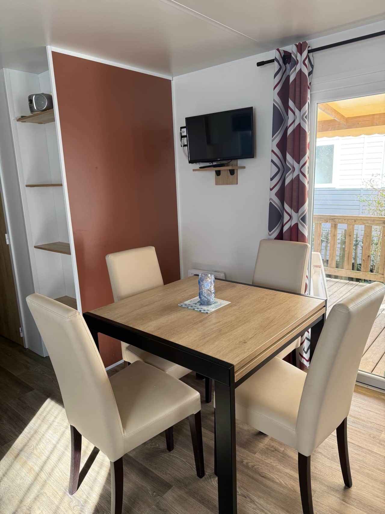 Espace repas, coin TV