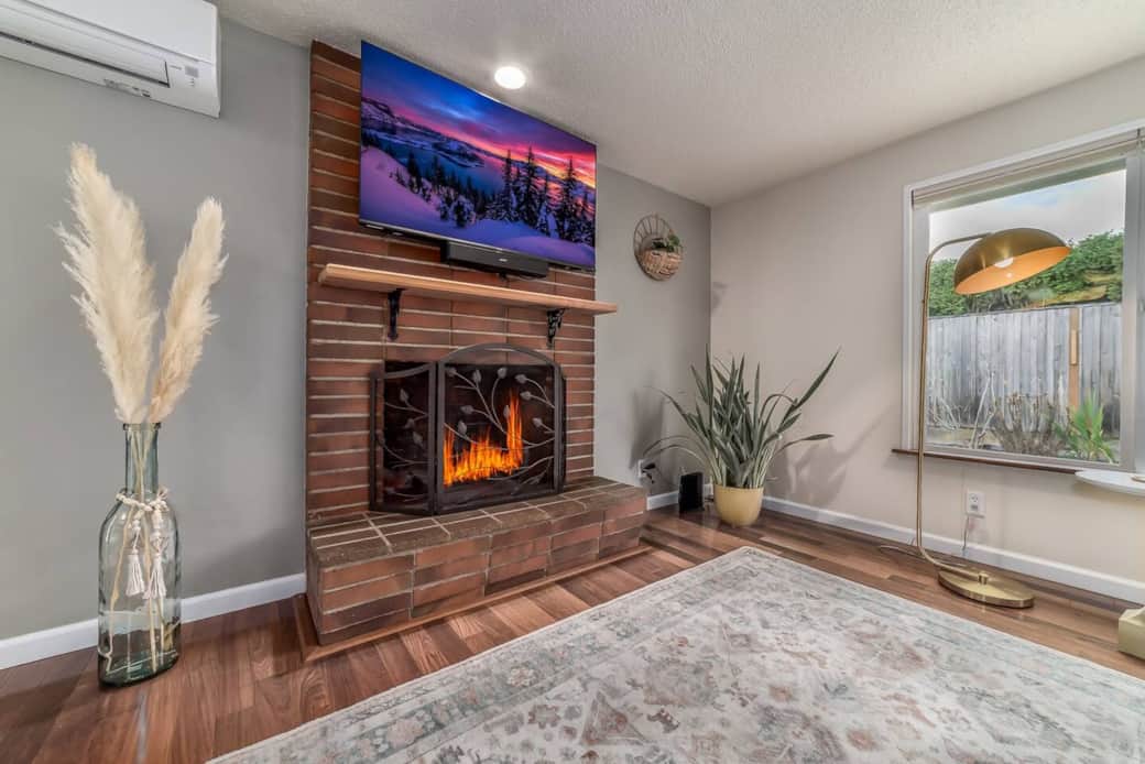 50 inch 4K Tv with Xfinity flex box for streaming. Fireplace is for decoration only and not to be used. 50 inch 4K Tv with Xfinity flex box for streaming. Fireplace is for decoration only and not to be used.