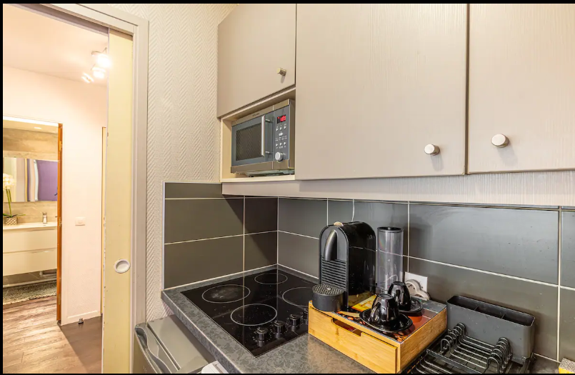 Cuisine équipée (plaque, bouilloire, Machine à café Nespresso, micro-onde, réfrégirateur, grille pain, et utsensiles de cuisine