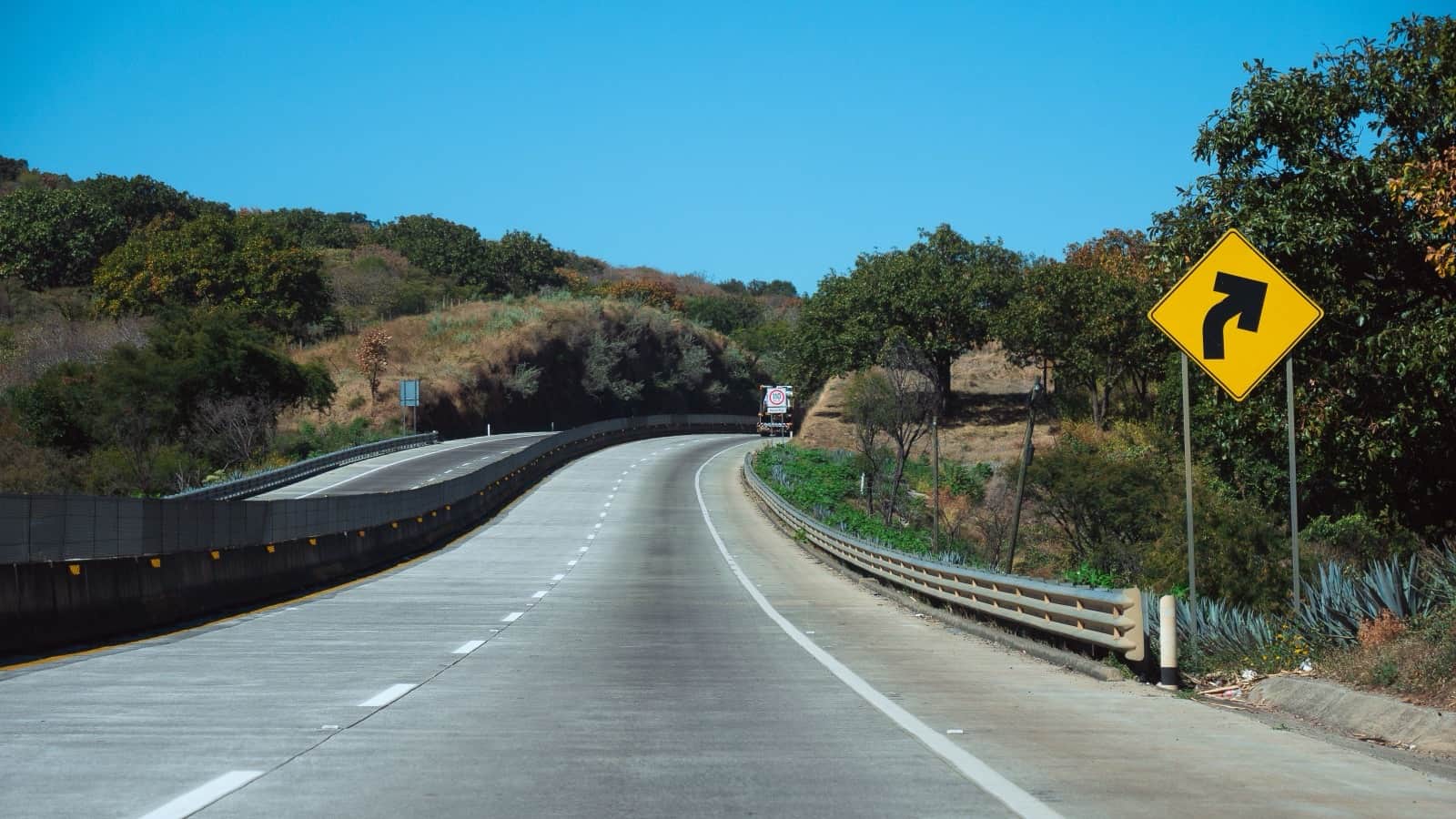 Carretera abierta entre cerros verdes en la costa de Nayarit, el camino que pasa por Monteón