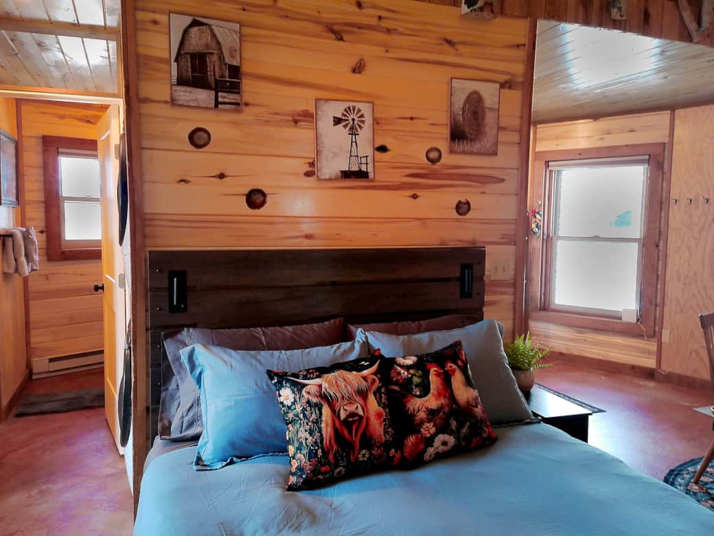 Cozy Queen Bed Studio Layout Cozy Queen Bed Studio Layout