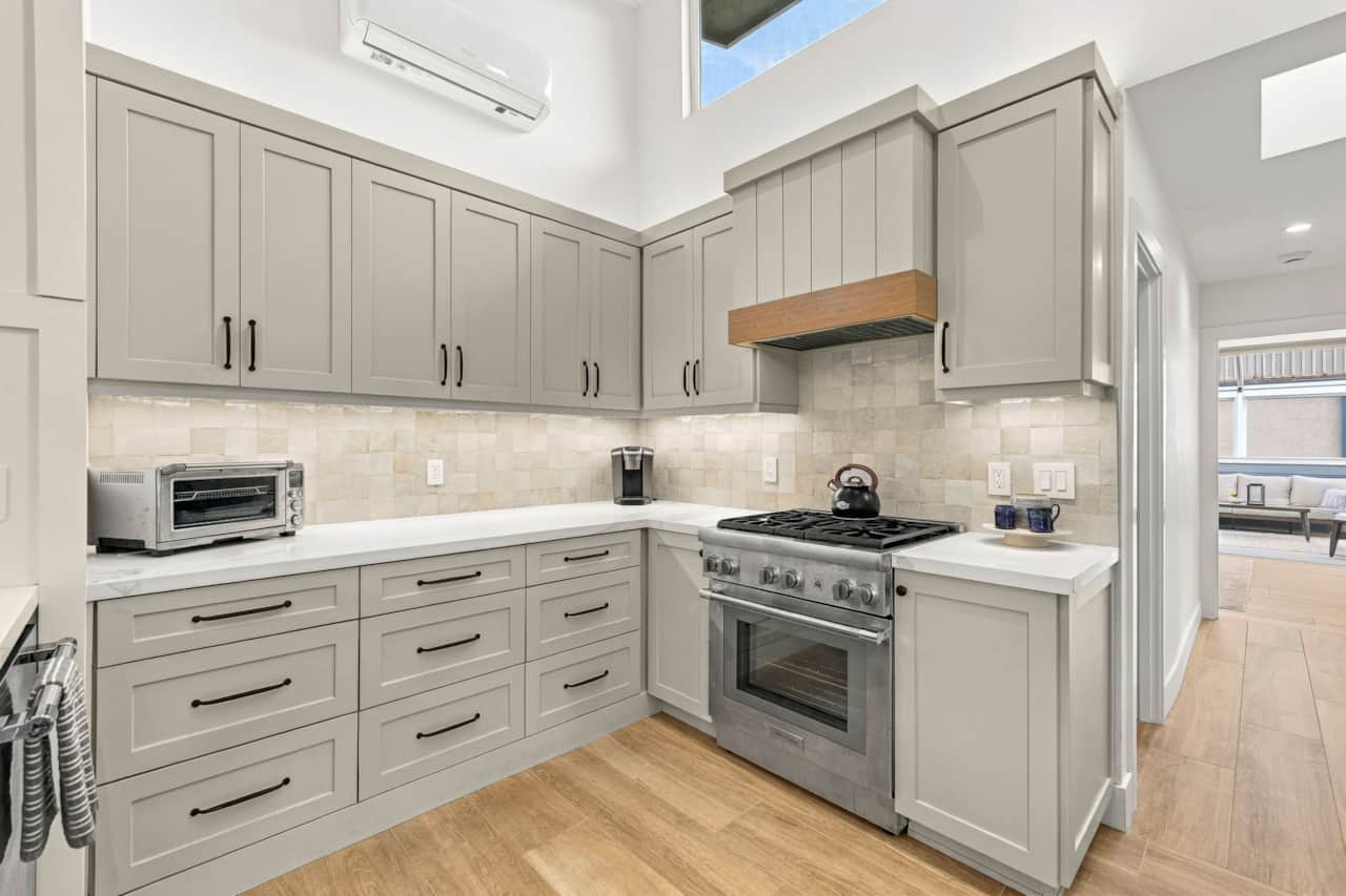 Modern Fully Equipped Kitchen w/ Premium Appliances