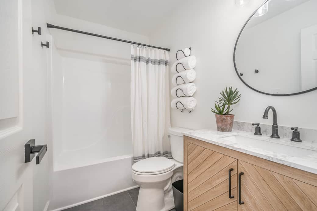 Upstairs Guest Suite Bath