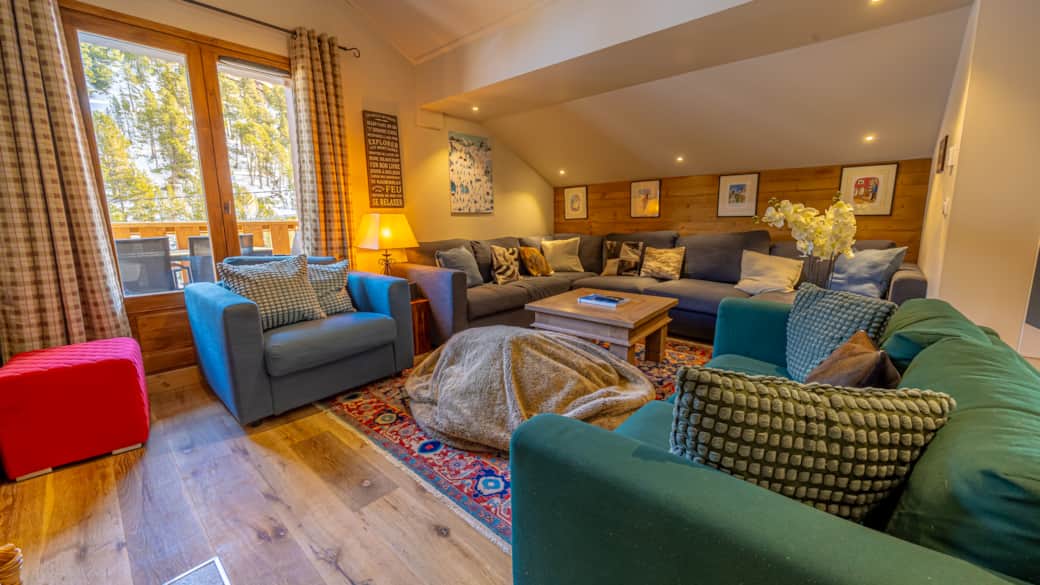 Comfortable & Spacious Sitting Room