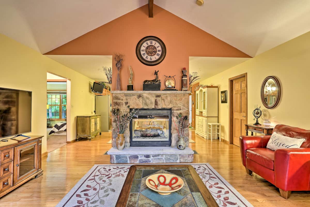Bushkill Beauty-HotTub, Firepit, Lake, Canoe, Pool: vacation rental in Bushkill, Pocono Mountains
