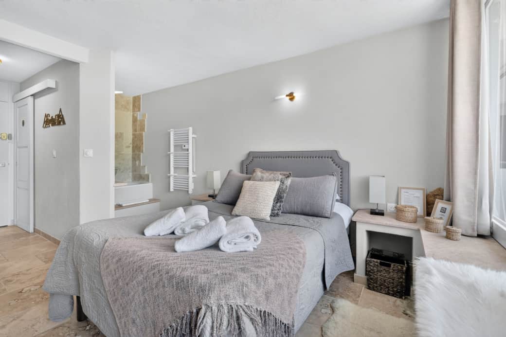 Bright and calming room, bed linen and towels provided.