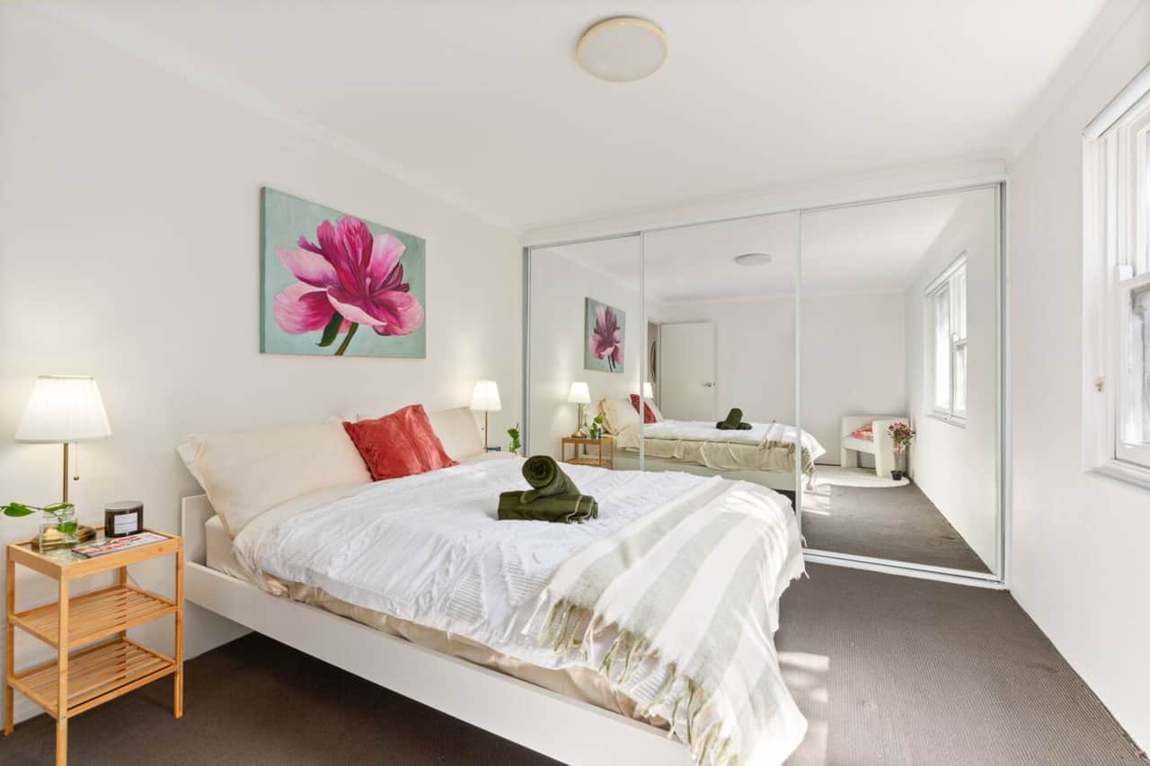 Comfortable queen bed with lots of storage
Diamond Bay coastal walk Near Bondi & Vaucluse Eastern Suburbs stay
Close to ocean cliffs Quiet coastal neighbourhood Walk to Diamond Bay Reserve, Rose bay, North Bondi, Bondi Beach, double bay, Watson bay
