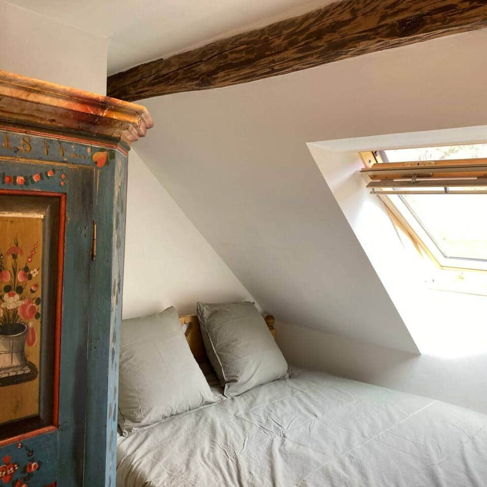 Schlafzimmer im Obergeschoss Bett 180x200 - Kleiderschrank und Stuhl