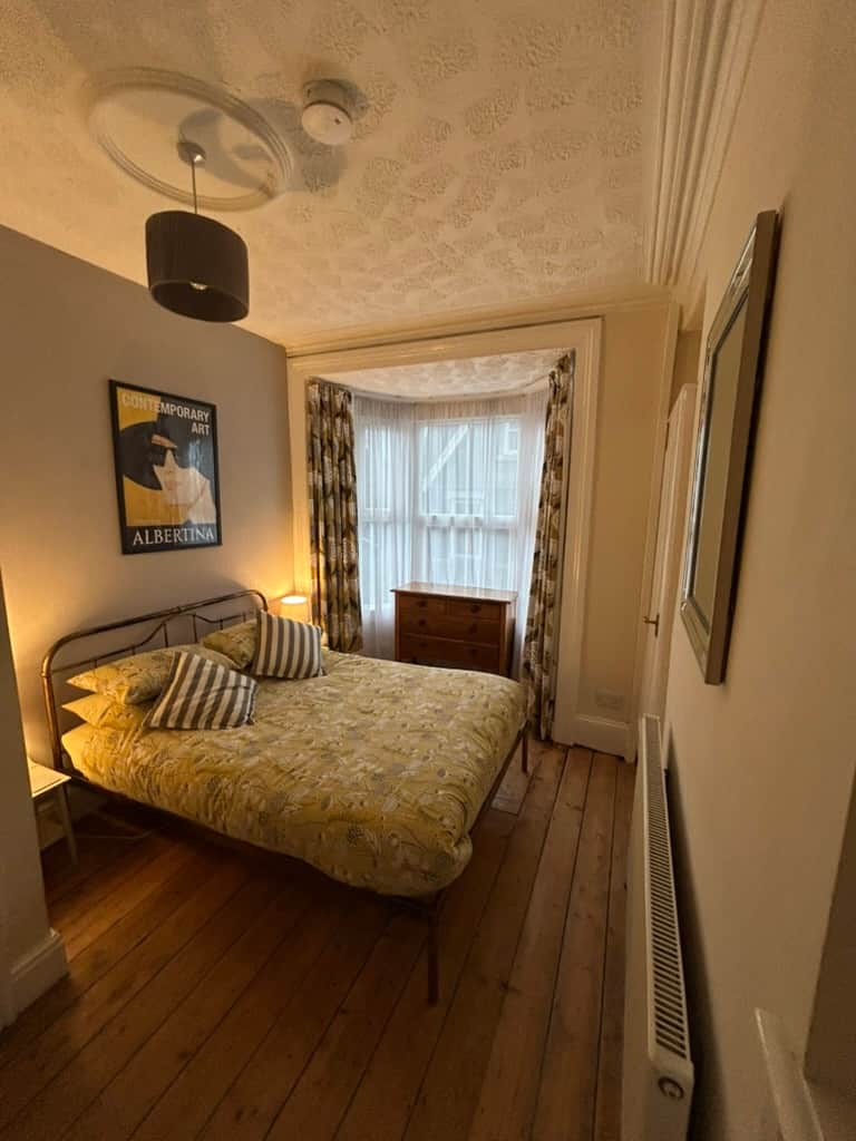 Double bedroom with en-suite shower room