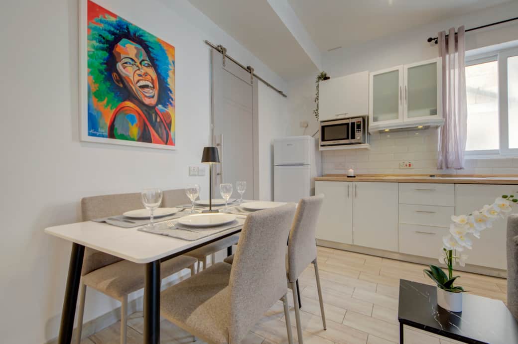 Fully equipped kitchenette and dining space Fully equipped kitchenette and dining space