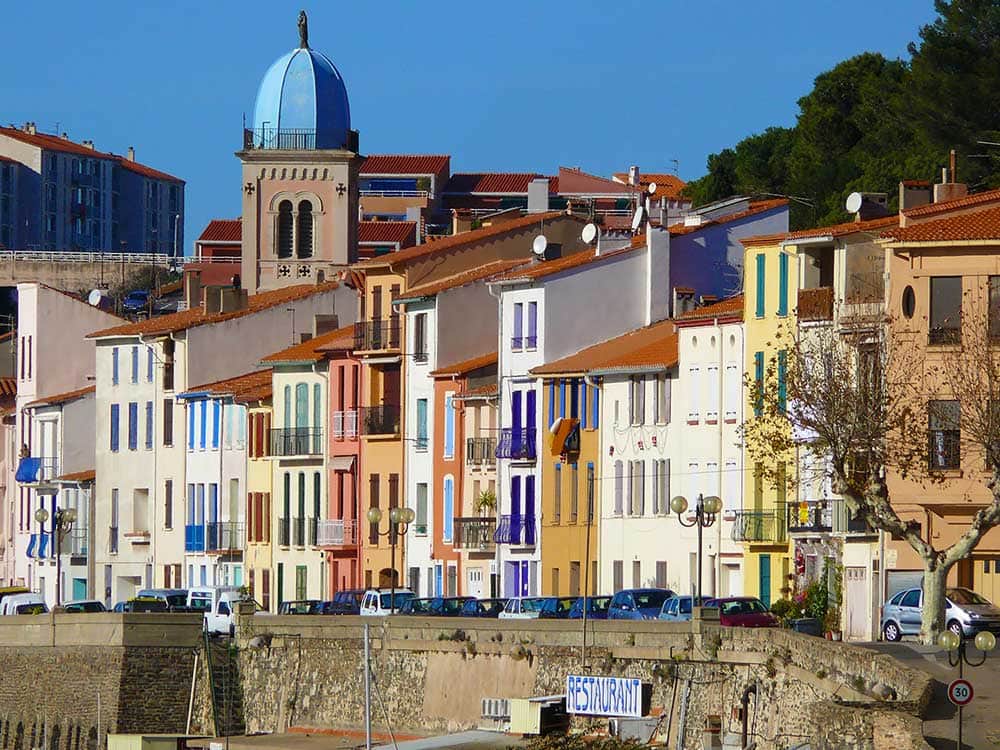 La maison se situe en 2me ligne du port. Un escalier de la ville permet de rejoindre le port de plaisance et ses activités en 2 minutes à pied (restaurant, commerces, marché le mardi et samedi matin).