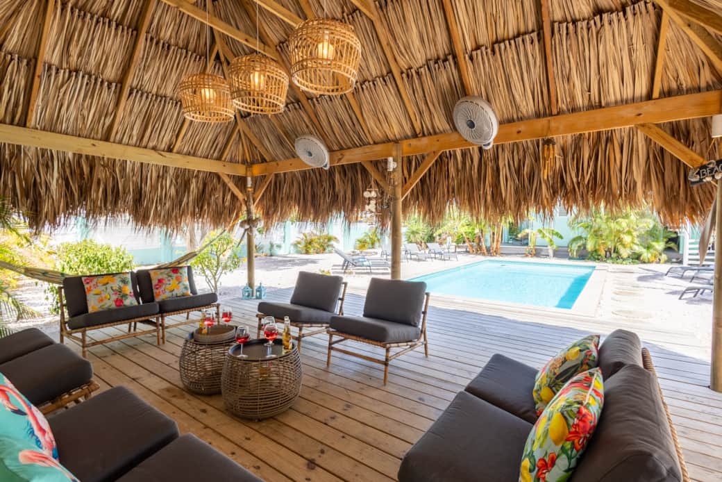 Loungehoek onder de palapa