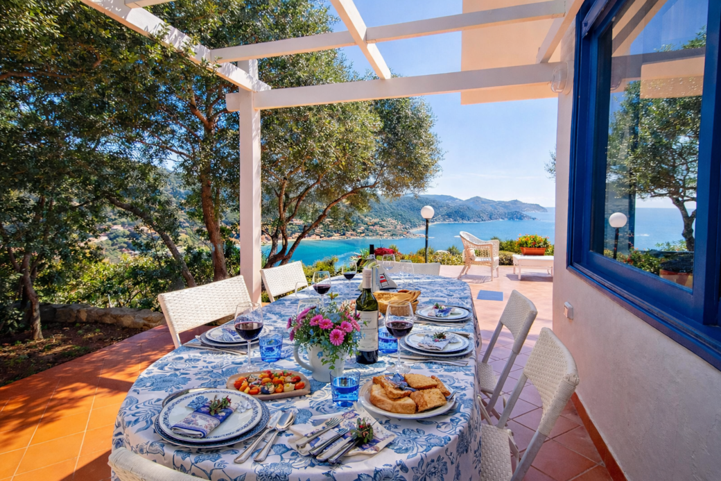 Pranzo all'aperto con vista sul mare