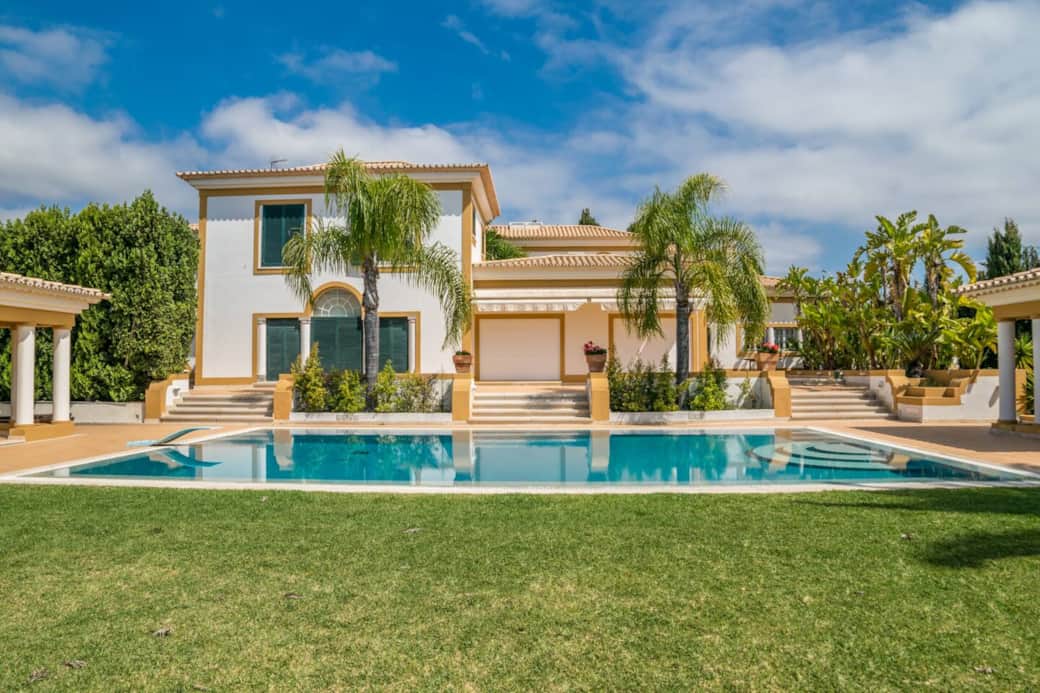 Cypress Villa. Vista da piscina com 11 metros de comprimento e 2500 metros de jardim de uso privativo para os clientes.