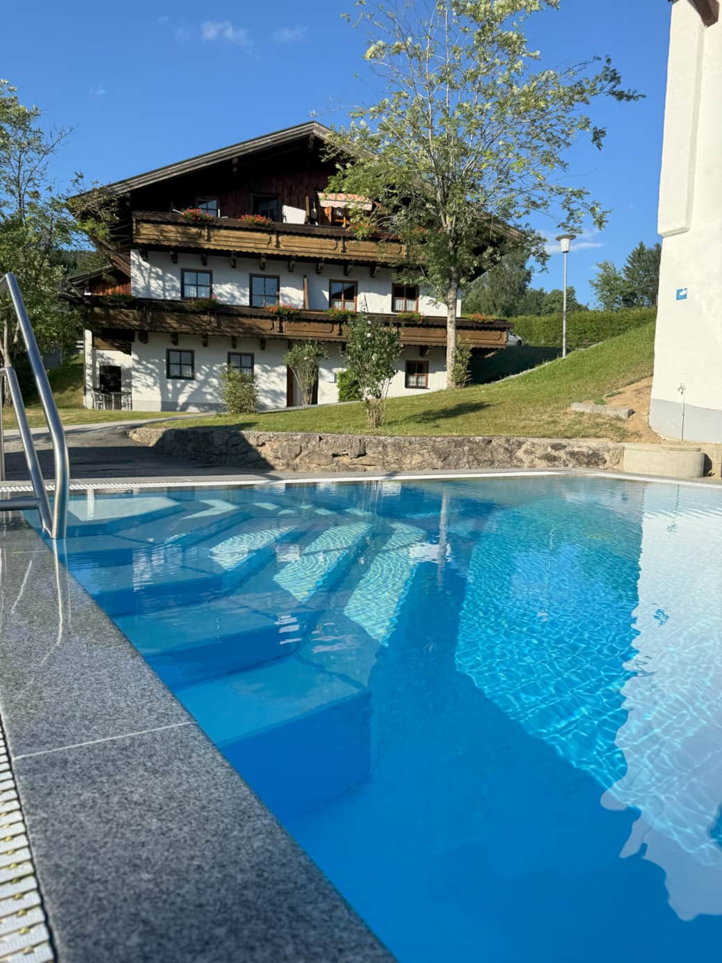 Vorderansicht vom Pool, sicherer Einstieg