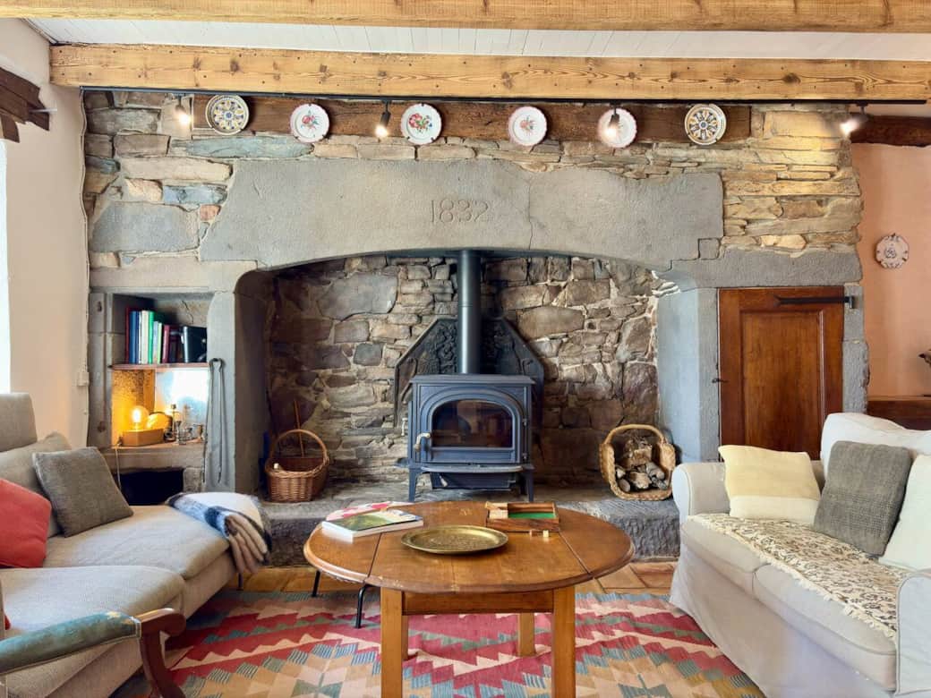 Le coin salon du gîte, acceuil 8 personnes confortablement au coin du feu