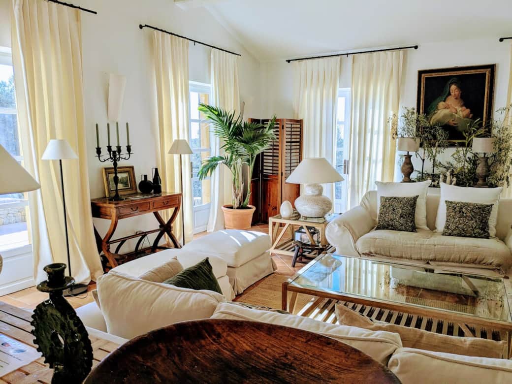 Salon, cinq fenetres, très lumineux, donne sur la terrasse extèrieure.