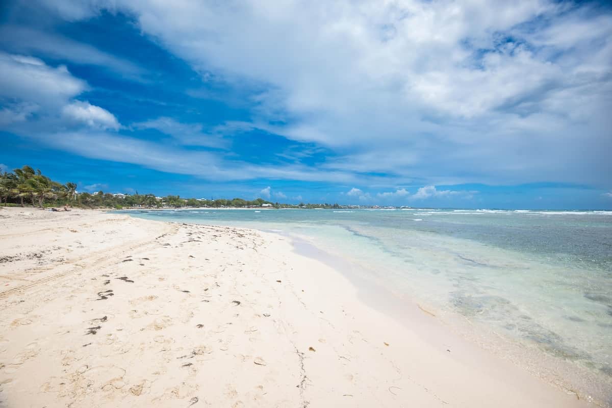 Plage des Raisins Clairs, sable blanc, eau turquoise et ciel bleu