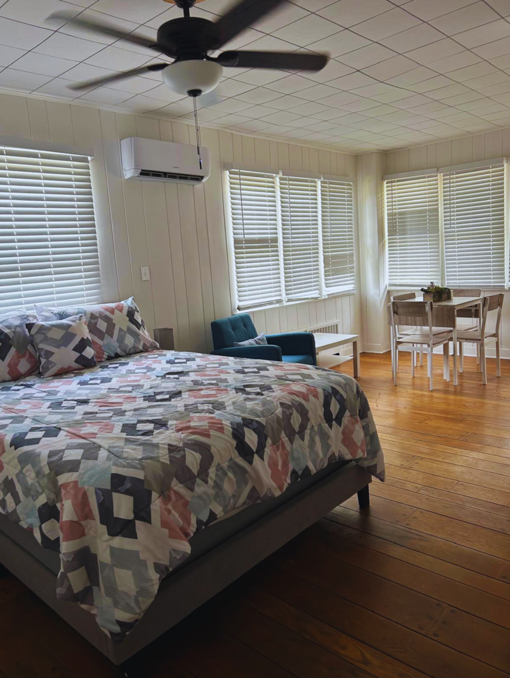 Queen bed, premium linens, cozy pillows, ceiling fan and Smart TV with Netflix. Lakeland, FL