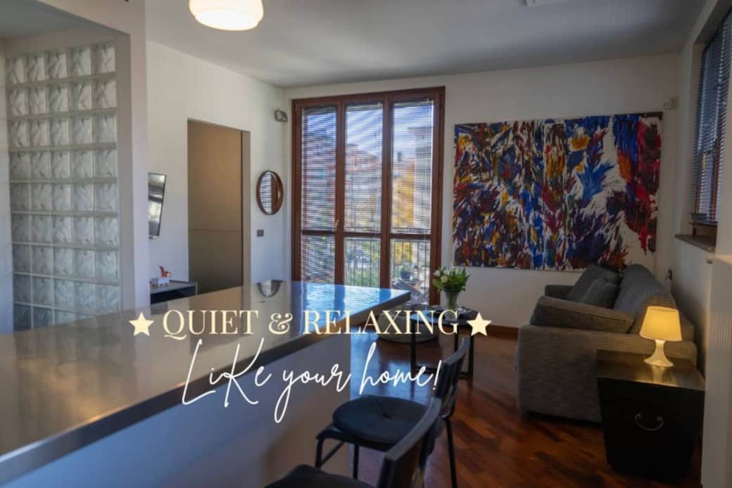 Ampia sala con affaccio su grazioso e silenzioso terrazzo relax. Divano letto matrimoniale, angolo TV e angolo cucina con bancone di design Ampia sala con affaccio su grazioso e silenzioso terrazzo relax. Divano letto matrimoniale, angolo TV e angolo cucina con bancone di design