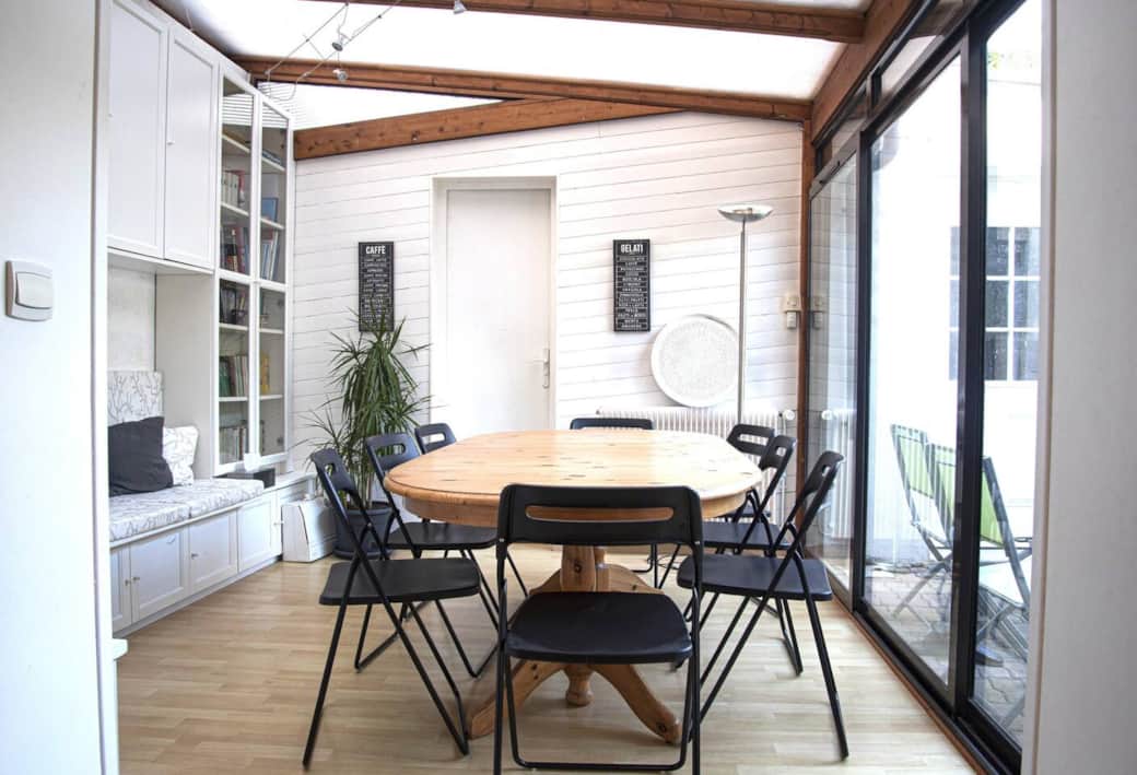 La véranda - salle à manger est une pièce lumineuse et agréable, donnant directement sur la petite cour intérieure et le jacuzzi. La table à manger peut accueuillir jusqu'à 10 personnes simultanément. 