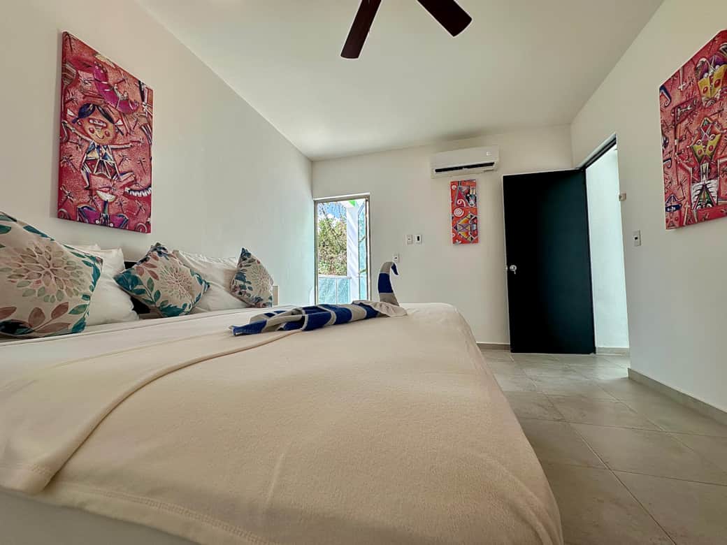 Bedroom with King Size bed and access to the terrace