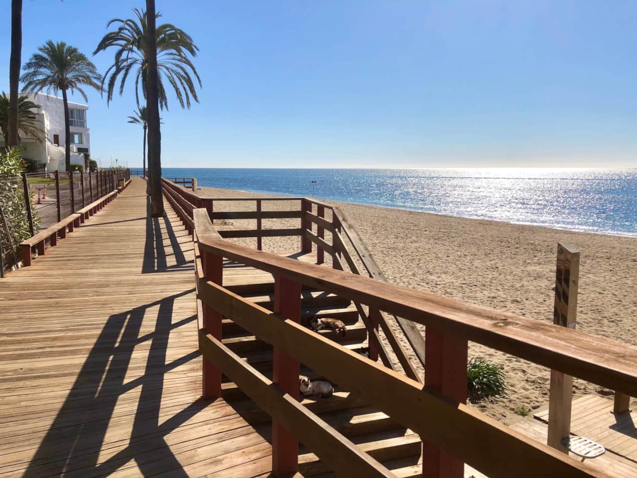 Lång strandpromenad mellan Calahonda - Cabopino - La Cala 