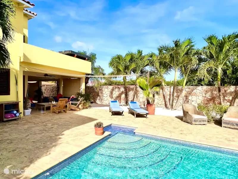 Privézwembad bij Kas Luna, een tropisch vakantiehuis vlakbij de zee op Bonaire.