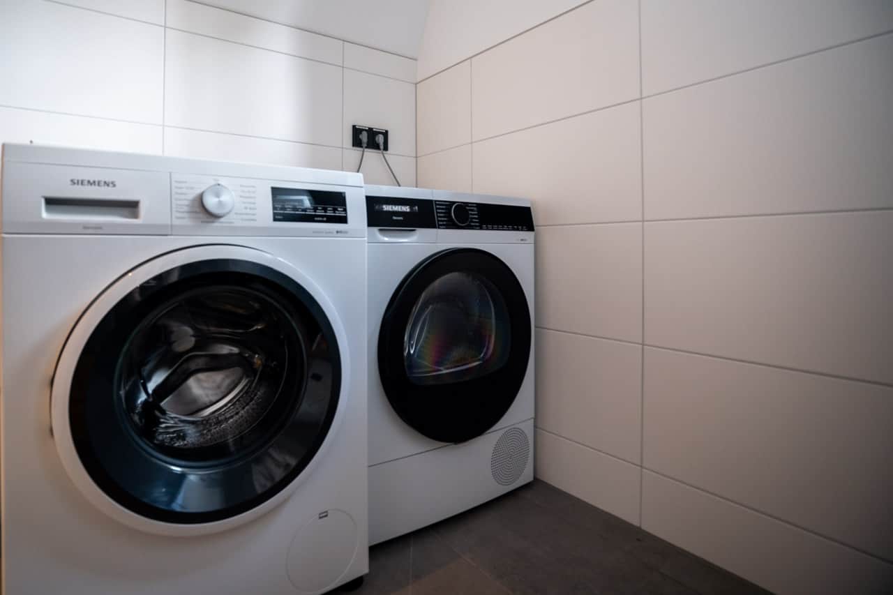 Waschmaschine und Trockner im Haus