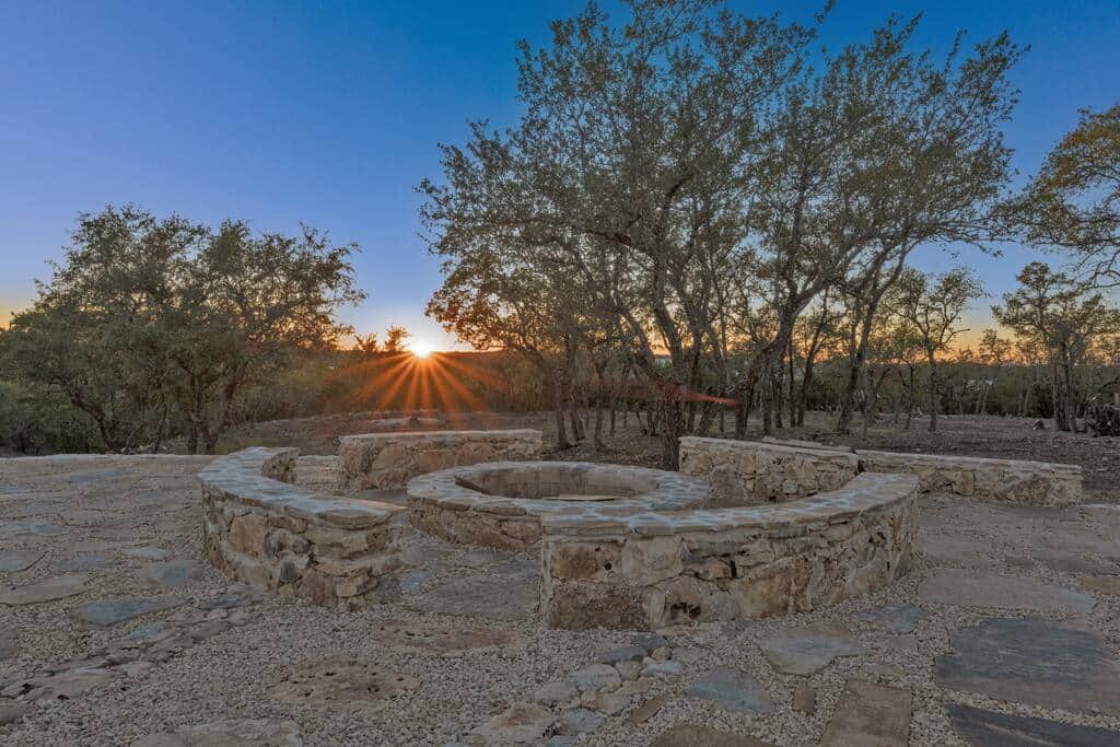 Outdoor firepit