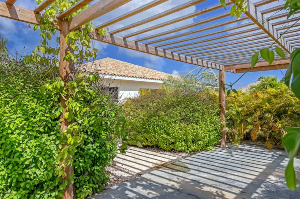 Ruime carport bij Palm Villa Bonaire met schaduwrijke parkeergelegenheid