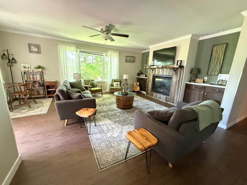 Living and Desk Area
