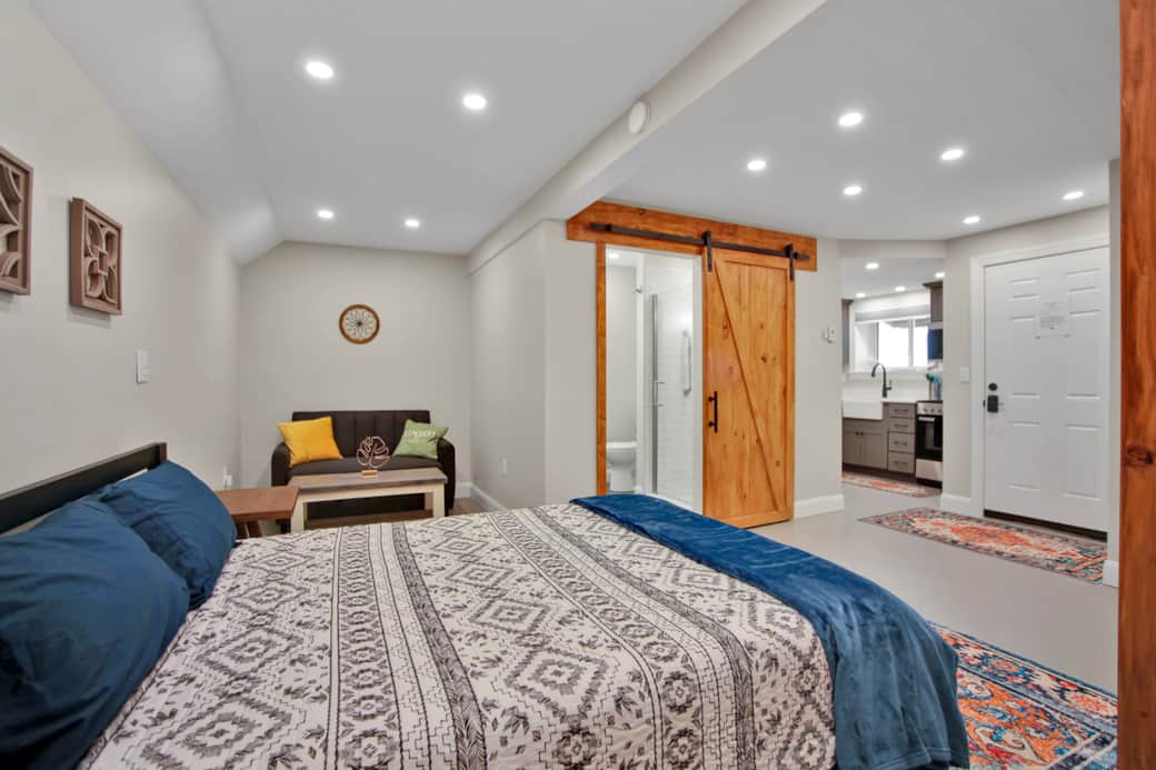Raven Feather Retreat - Unit 3 - Queen Bed, private entrance, private bathroom