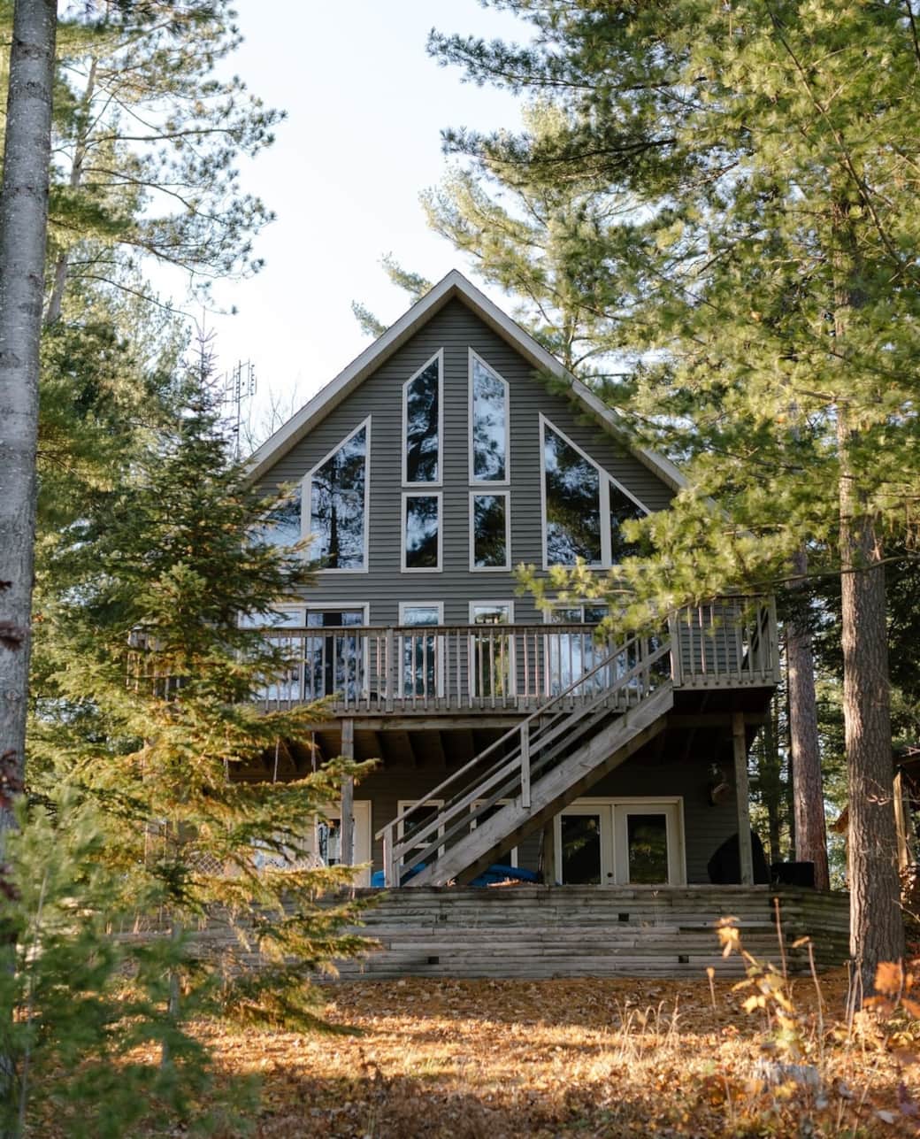 Breathtaking lakefront side of the cabin, with an impressive wall of windows that offer sweeping panoramic views of the tranquil waters and surrounding lush greenery. Breathtaking lakefront side of the cabin, with an impressive wall of windows that offer sweeping panoramic views of the tranquil waters and surrounding lush greenery.