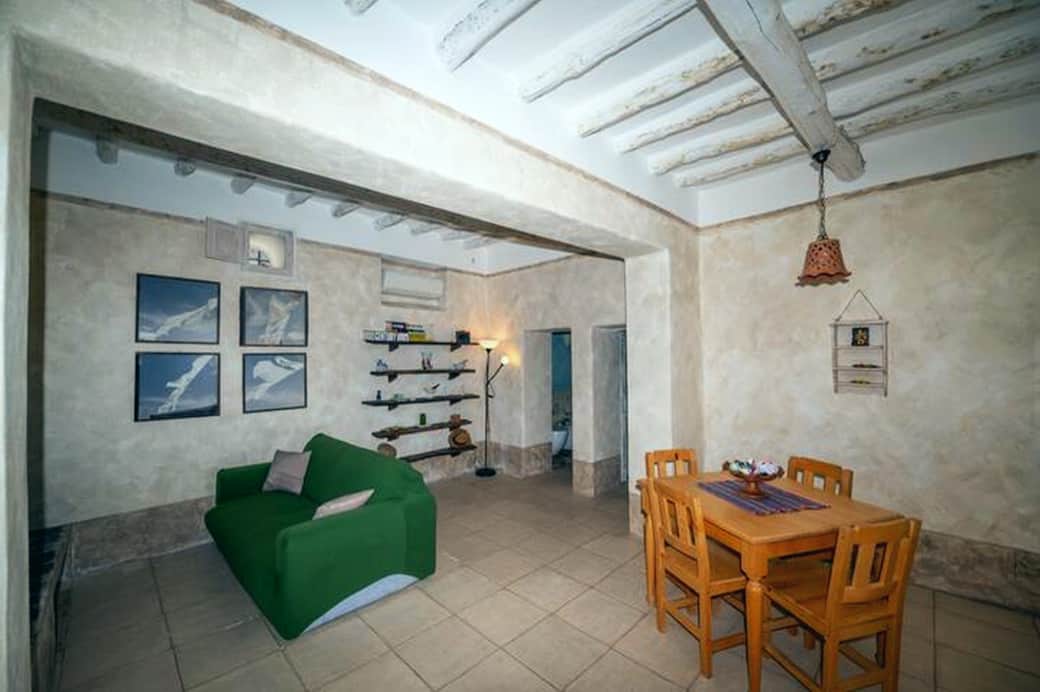 Soggiorno luminoso in stile eoliano, con dettagli autentici e comfort moderni per il relax.