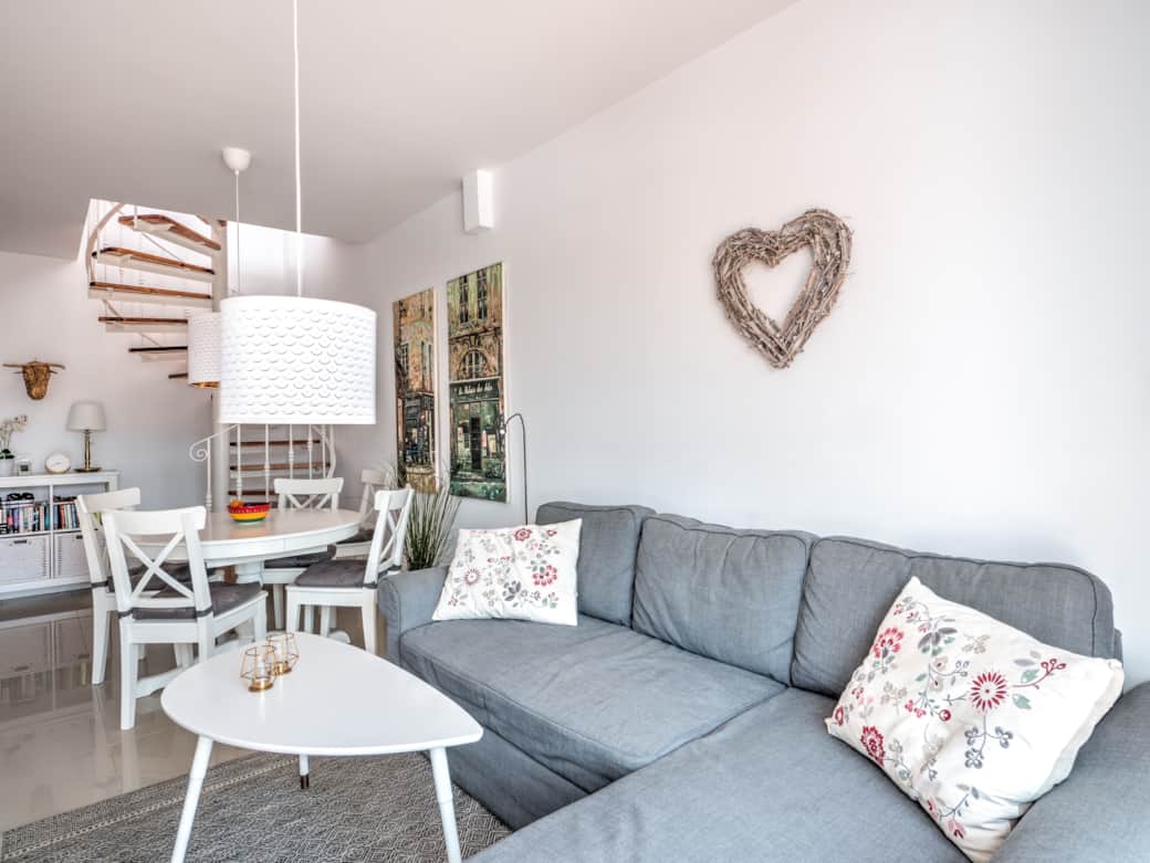 Öppen planlösning i vardagsrum/matsal. Spiraltrappa till takterrassen.