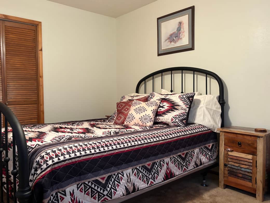 Bedroom 3/Queen (cots available)