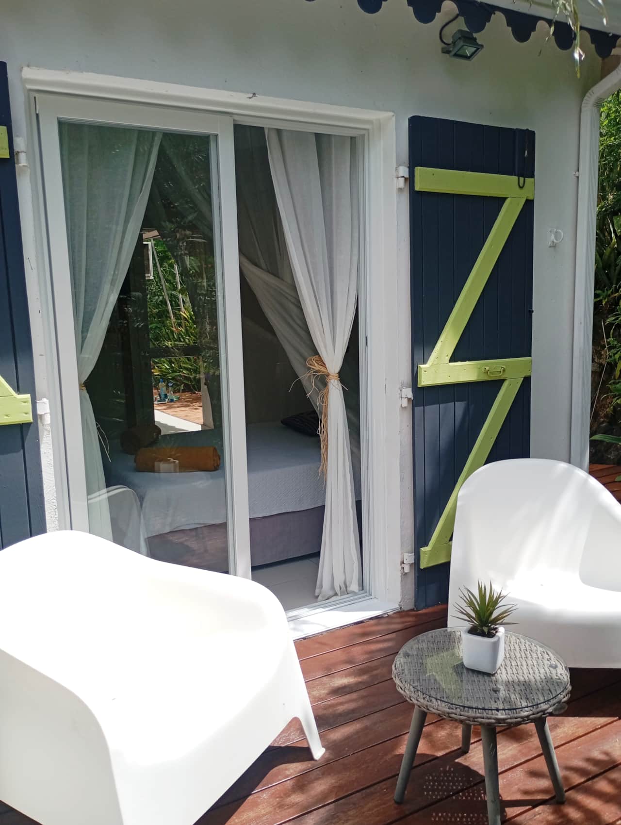 le salon donnant sur la terrasse et le jardin