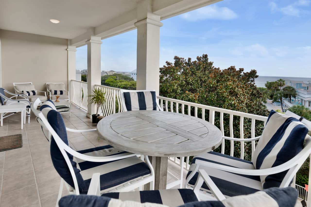 Porch Dinning 