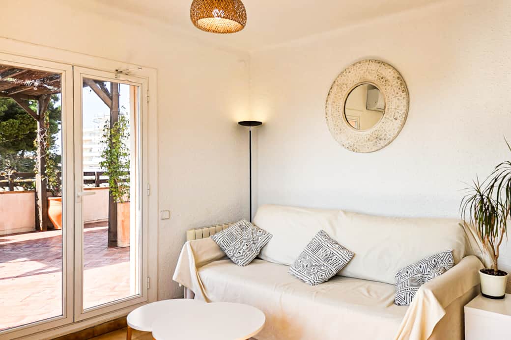Sala d'estar i menjador amb accés a la terrassa