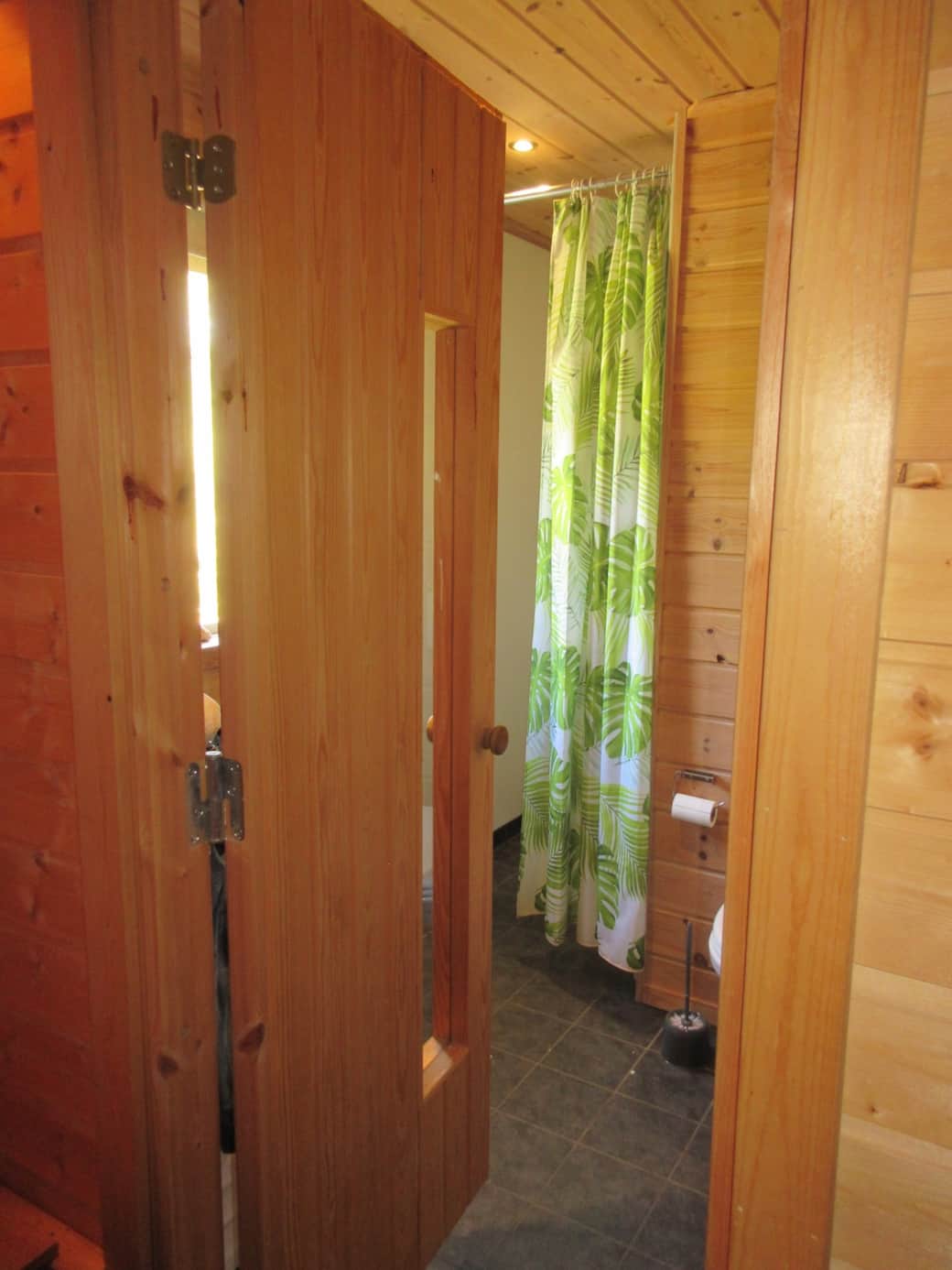Nach der Sauna können Sie sich entweder direkt in der Dusche abkühlen oder einen 150 m kurzen Spaziergang zum Vråvatn machen, um sich dort zu erfrischen.