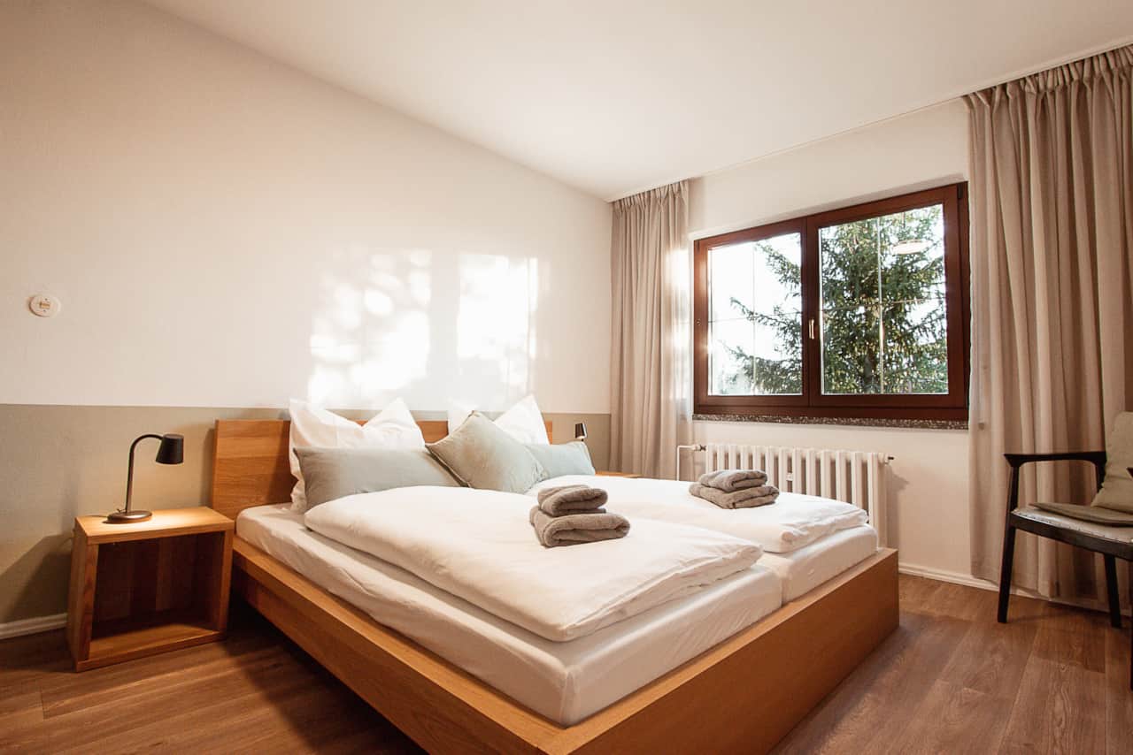 Schlafzimmer mit Tannenblick