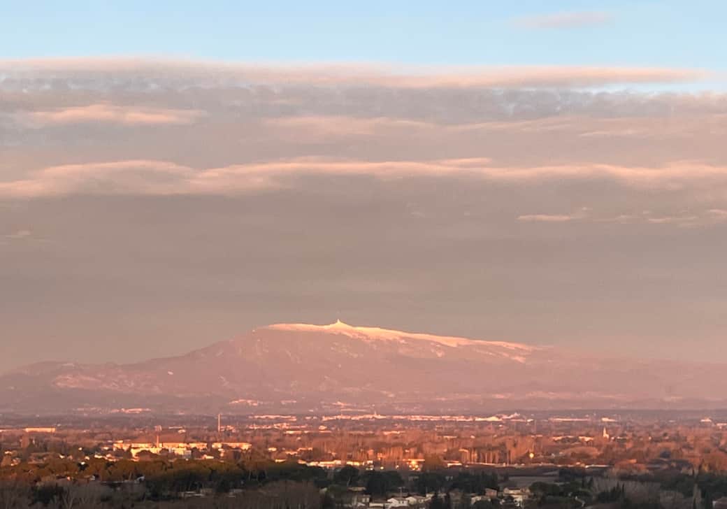 Vue du toit terrasse : coucher de soleil sur le Mont Ventoux