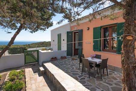 Ingresso della splendida struttura con vista mare.