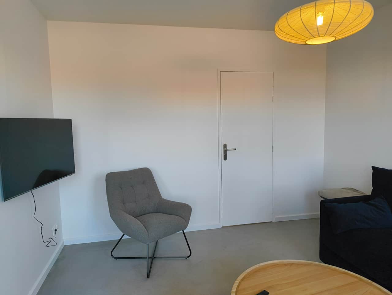Salon avec porte qui mène au WC