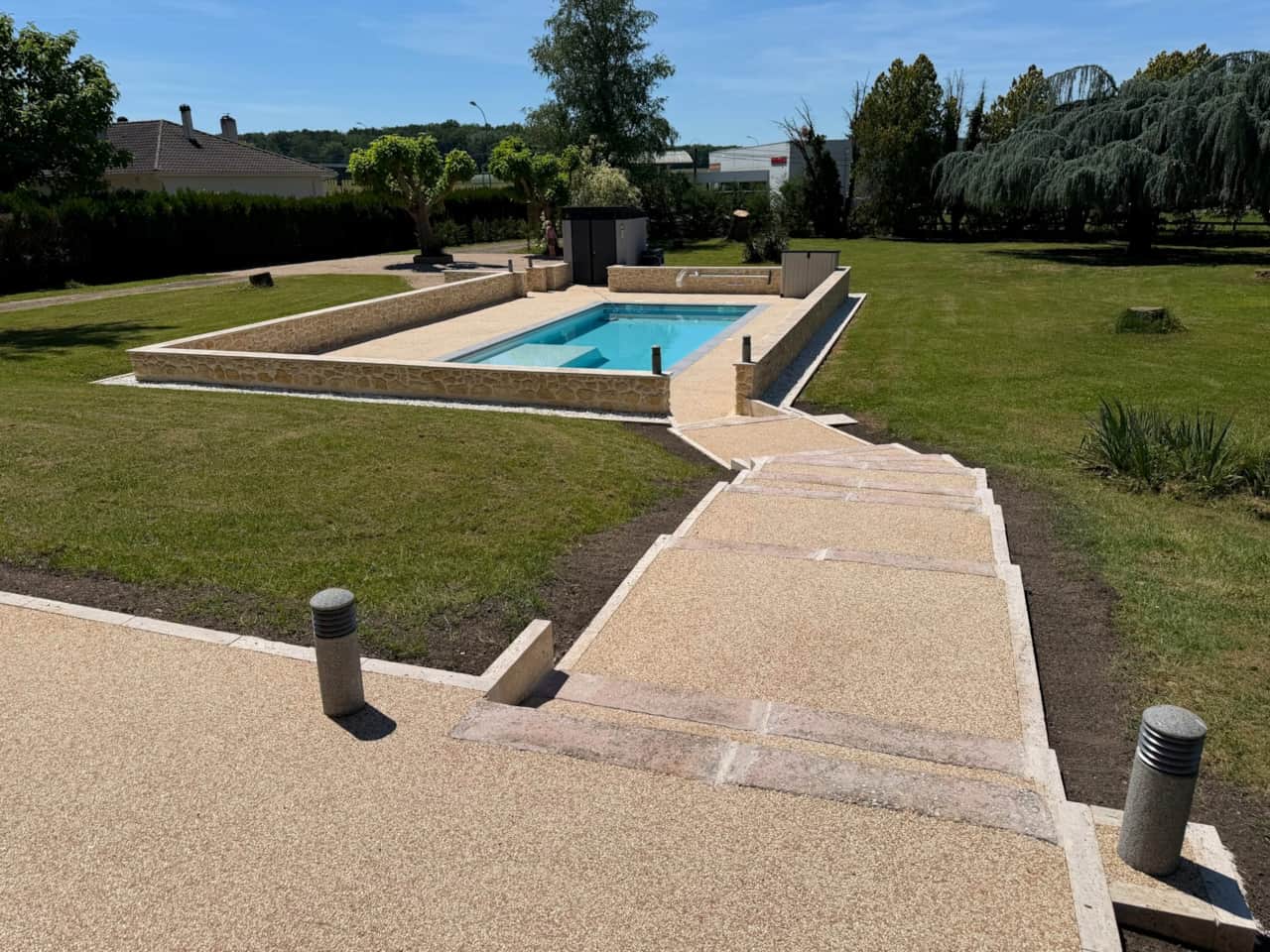 Privater 10 × 4 m Pool mit Terrasse im Garten von Maison Sérénité