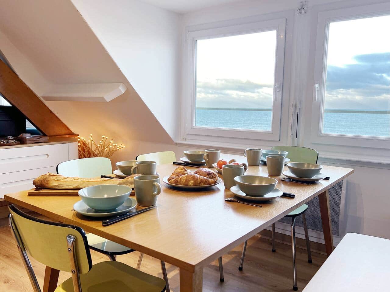 Petit déjeuner devant la mer