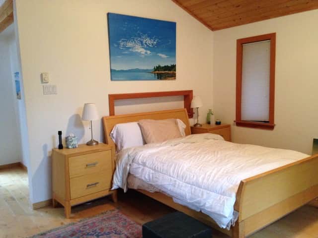 Bedroom with Queen bed